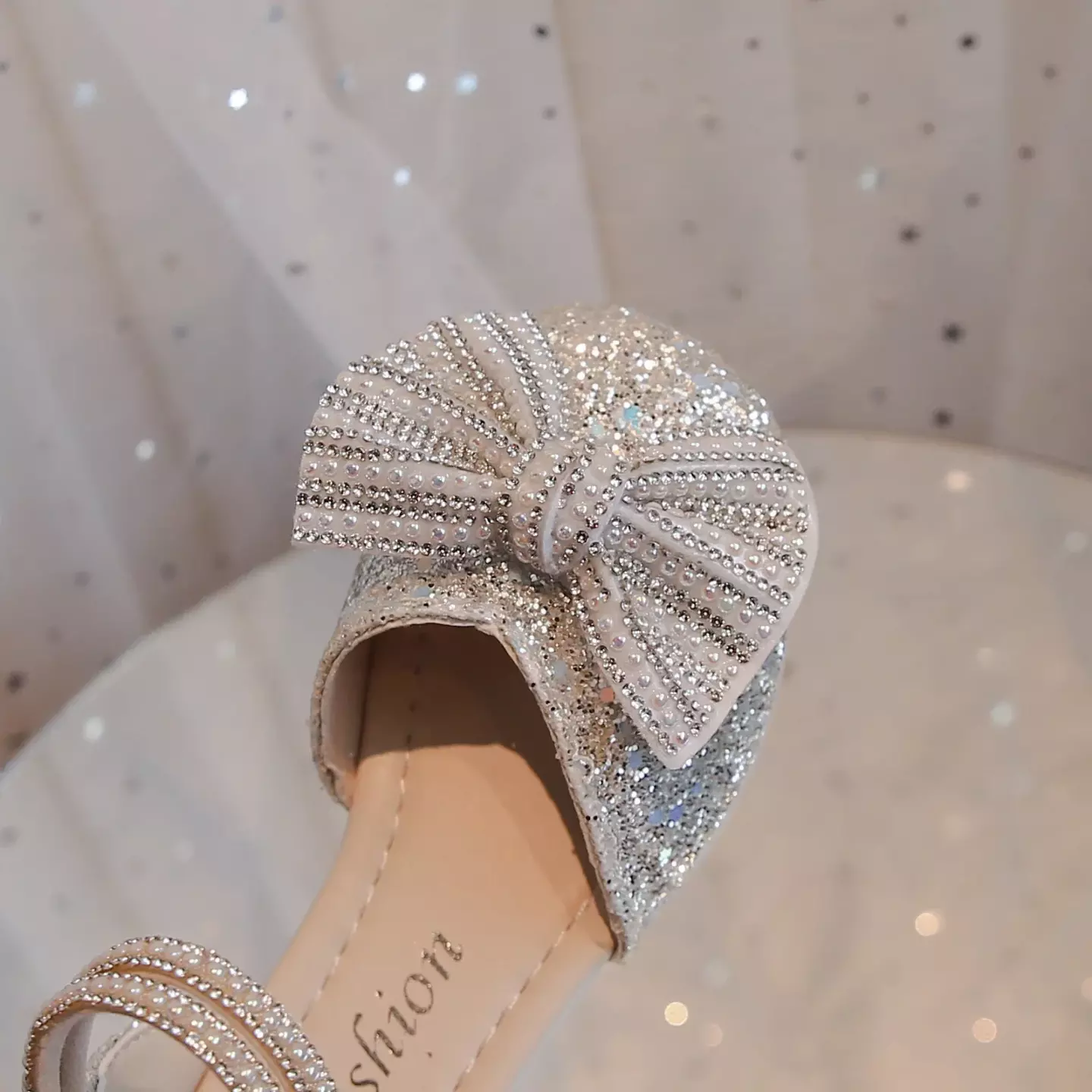Young Girls & Girls White Closed Back Glitter Dress Shoes | Lucys 10937