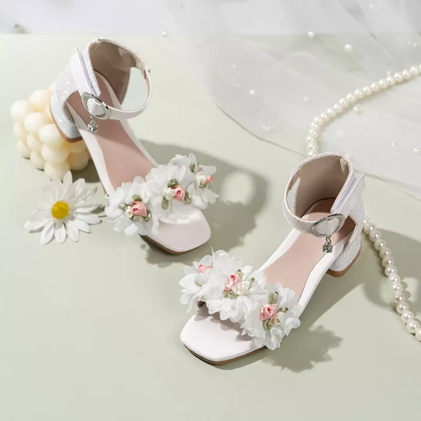 Young Girls & Girls White Rosebud Flower Cluster Sandals | Lucys 12305