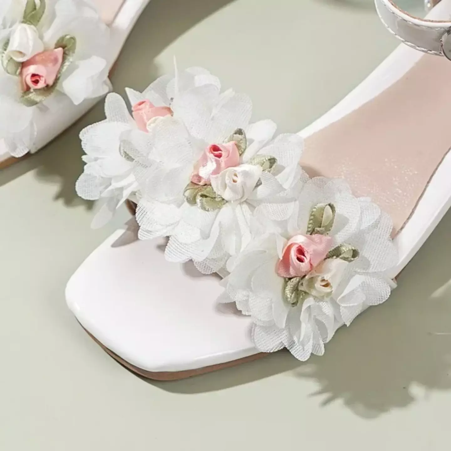 Young Girls & Girls White Rosebud Flower Cluster Sandals | Lucys 12305
